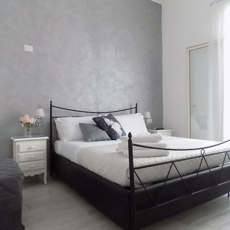 1 Amore Romantica Casa Centrale, Silenziosa Ristrutturata Napels Buitenkant foto