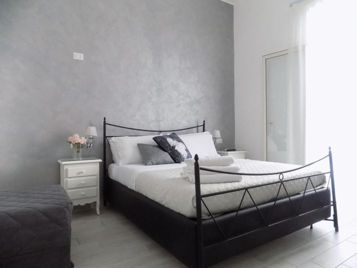 1 Amore Romantica Casa Centrale, Silenziosa Ristrutturata Napels Buitenkant foto